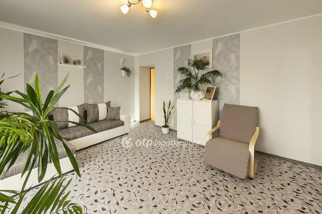 Eladó családi ház, Fegyverneken 19 M Ft, 1 szobás