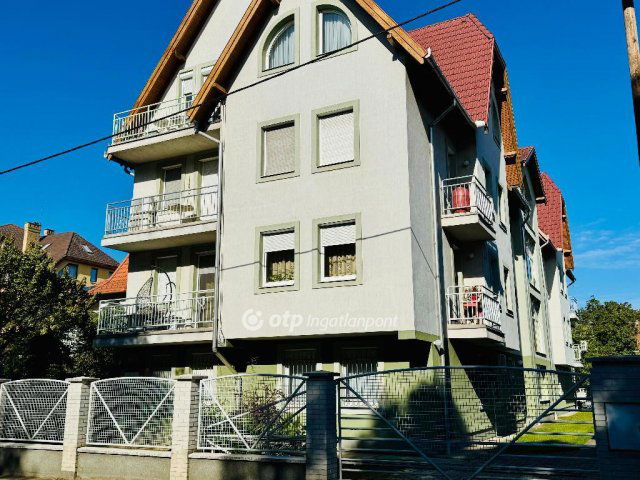 Eladó téglalakás, Debrecenben 89.9 M Ft, 3 szobás