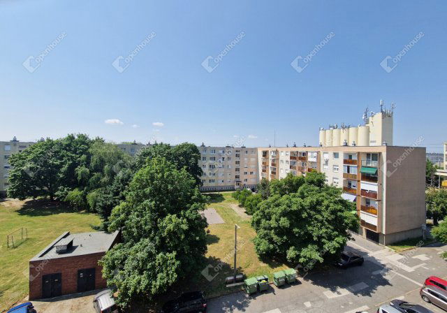 Eladó panellakás, Komáromban 35 M Ft, 2 szobás