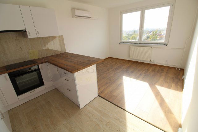 Eladó panellakás, Szegeden 59.9 M Ft, 4 szobás