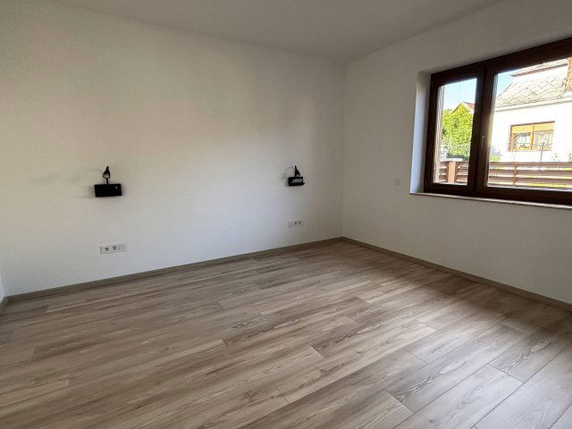 Kiadó családi ház, albérlet, Tatán 450 E Ft / hó, 3 szobás