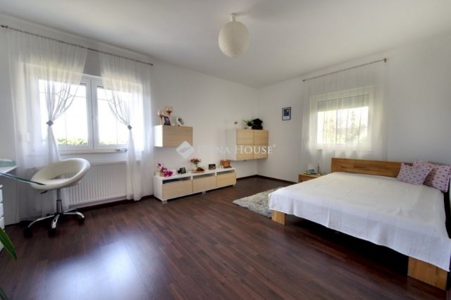 Eladó családi ház, Telkin 399 M Ft, 8 szobás