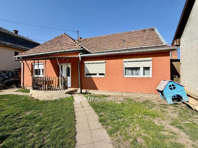 Eladó családi ház, Somoskőújfalun 9.9 M Ft, 2 szobás
