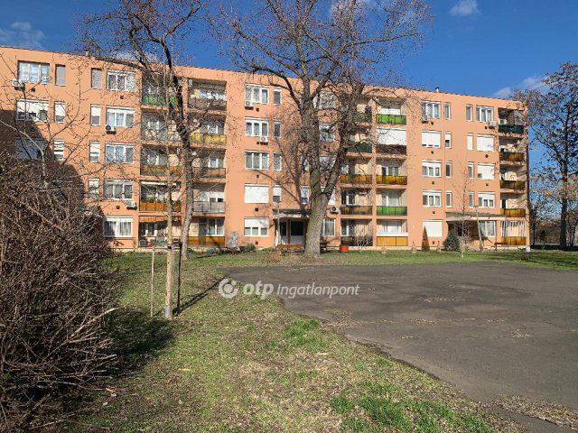 Eladó téglalakás, Szolnokon 35.9 M Ft, 2 szobás