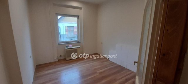 Eladó téglalakás, Kiskunhalason 36.9 M Ft, 2 szobás