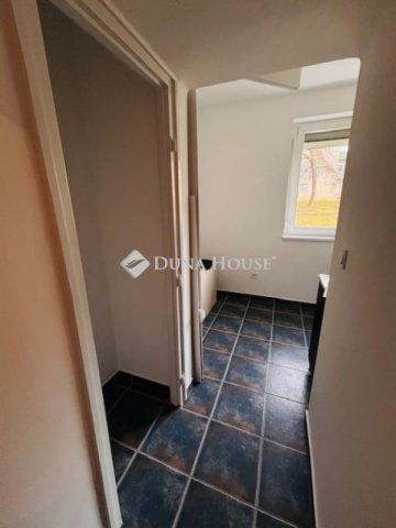 Eladó téglalakás, Komlón 24.5 M Ft, 2 szobás