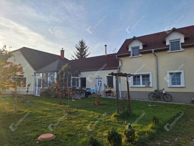 Eladó családi ház, Fertőszéplakon 94.9 M Ft, 6 szobás