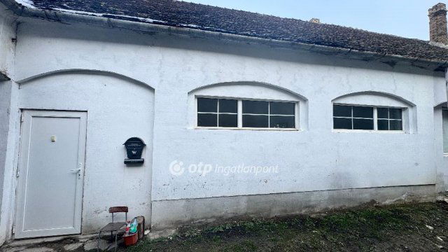 Eladó téglalakás, Pápán 24.9 M Ft, 2+1 szobás