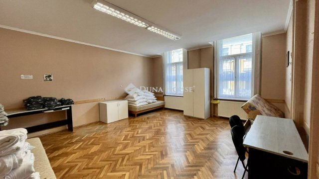 Eladó téglalakás, Szombathelyen 60 M Ft, 4 szobás