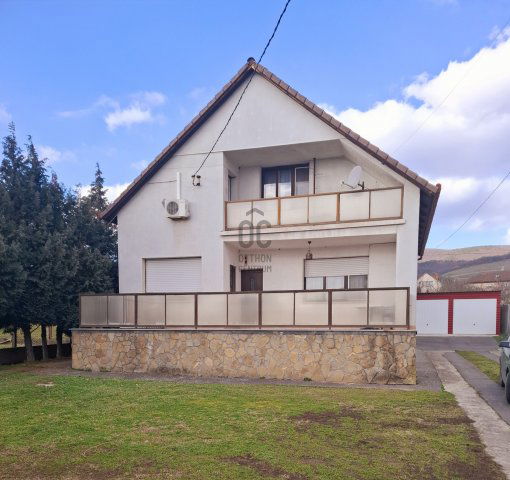 Eladó családi ház, Pécsett 59.99 M Ft, 5 szobás