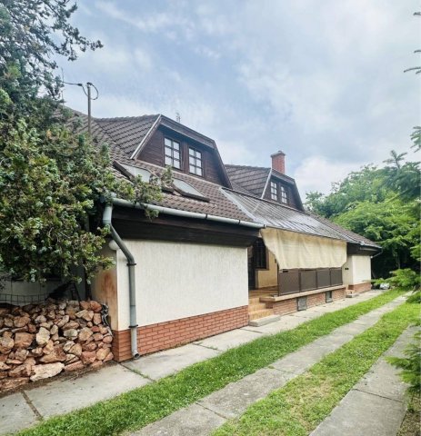 Eladó családi ház, Cegléden 90 M Ft, 7 szobás