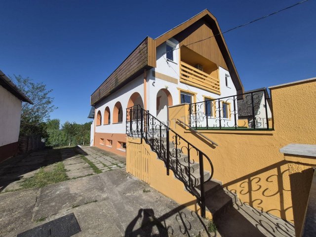 Eladó családi ház, Tiszafüreden 79.9 M Ft, 8 szobás