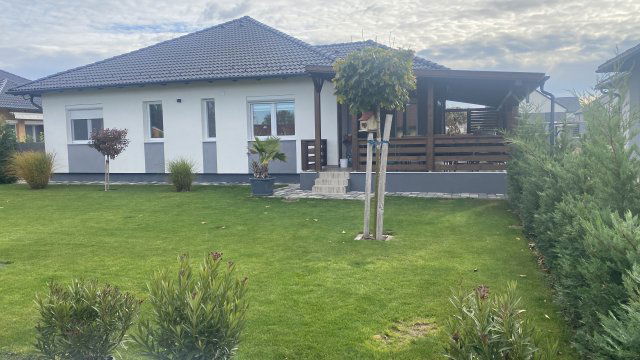 Eladó családi ház, Vácrátóton 149.9 M Ft, 5 szobás