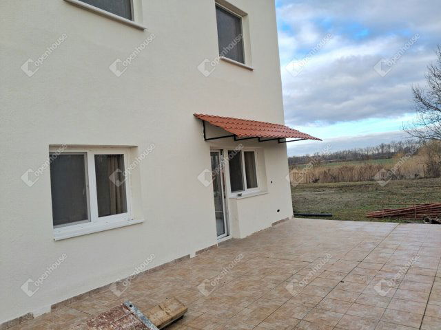 Kiadó téglalakás, albérlet, Komáromban 250 E Ft / hó, 3 szobás