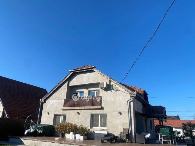 Eladó családi ház, Cegléden 86.9 M Ft, 4+1 szobás