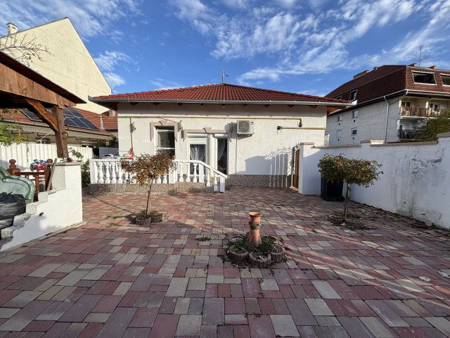 Eladó családi ház, Szolnokon 65 M Ft, 2 szobás