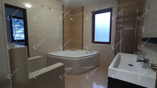 Eladó családi ház, Debrecenben 325 M Ft, 4 szobás