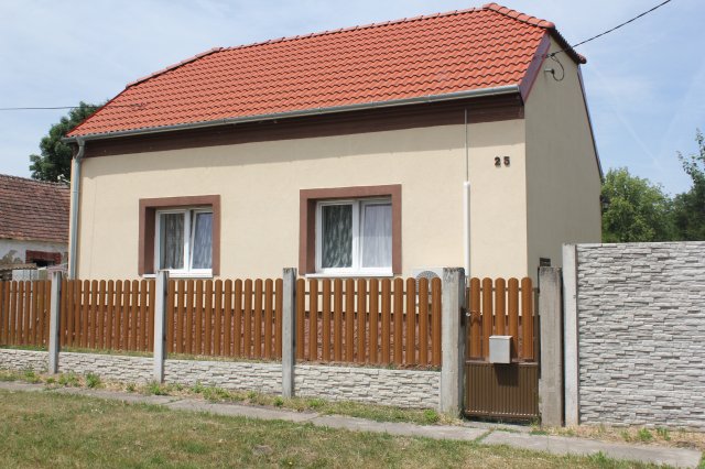 Eladó családi ház, Csornán 35 M Ft, 2 szobás
