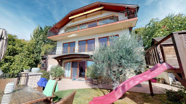 Eladó családi ház, Balatonfüreden 449.9 M Ft, 9 szobás