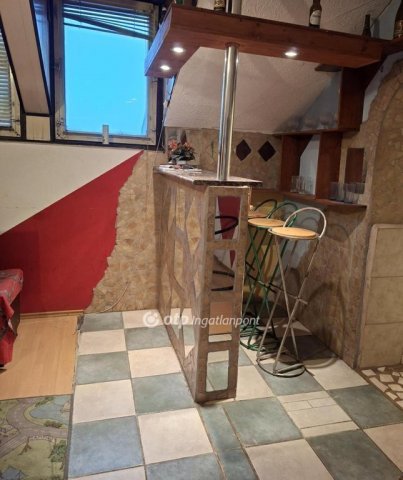 Eladó téglalakás, Dunaújvárosban 23 M Ft, 1 szobás