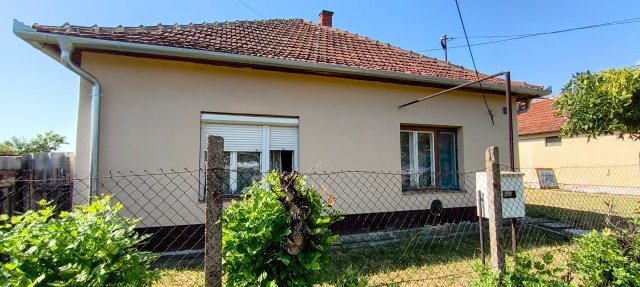 Eladó családi ház, Békésen 8.5 M Ft, 2 szobás