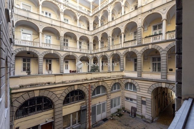 Eladó téglalakás, Budapesten, V. kerületben 134.999 M Ft