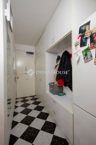 Eladó panellakás, Pécsett 43.9 M Ft, 2 szobás