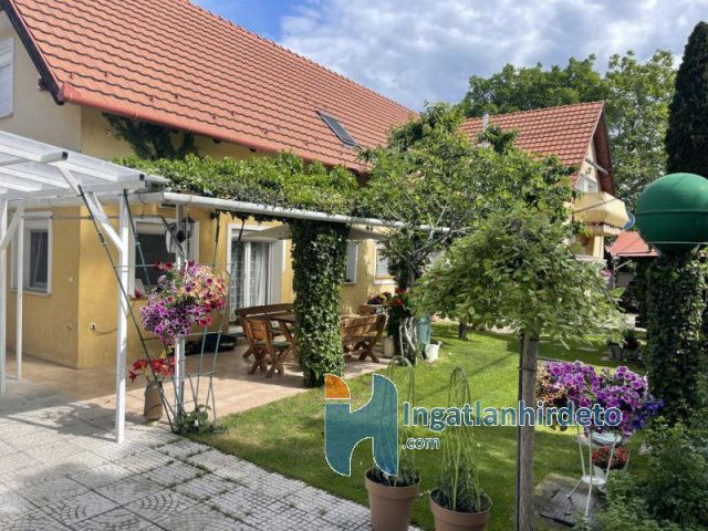 Eladó családi ház, Törökbálinton 345 M Ft, 8 szobás