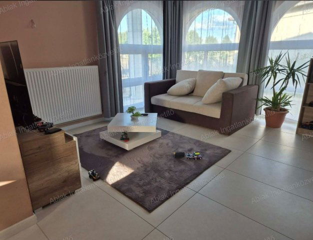 Eladó családi ház, Tiszakécskén 70 M Ft, 6 szobás