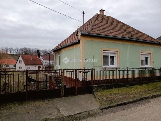 Eladó családi ház, Bajnán, Klapka György utcában 39.9 M Ft