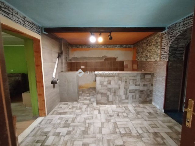 Eladó családi ház, Akasztón 13 M Ft, 2 szobás