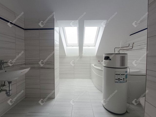 Eladó téglalakás, Sopronban 110 M Ft, 5 szobás