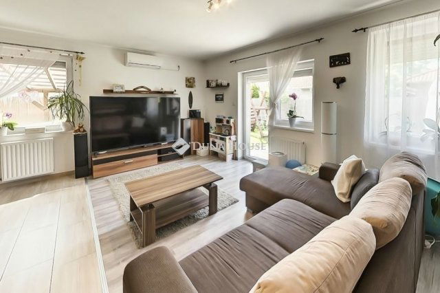 Eladó családi ház, Szigetszentmiklóson 99.9 M Ft, 4 szobás