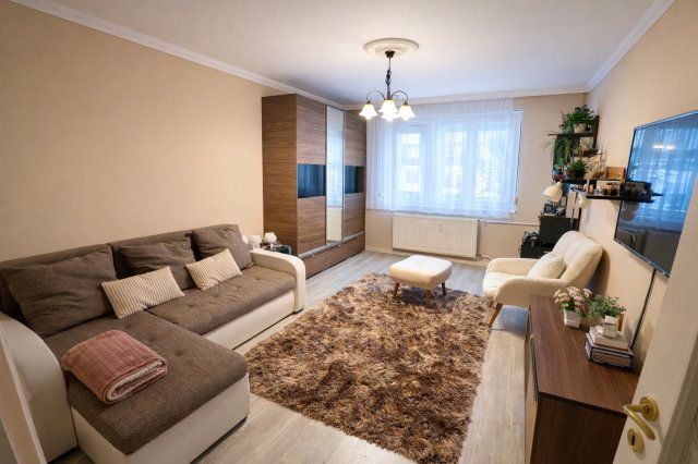 Eladó panellakás, Debrecenben 65.5 M Ft, 3 szobás