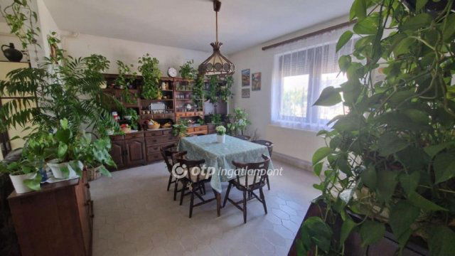 Eladó családi ház, Veszprémben 123 M Ft, 5 szobás