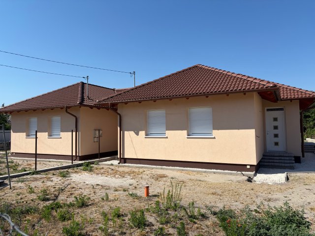 Eladó családi ház, Bugyin 96 M Ft, 3 szobás