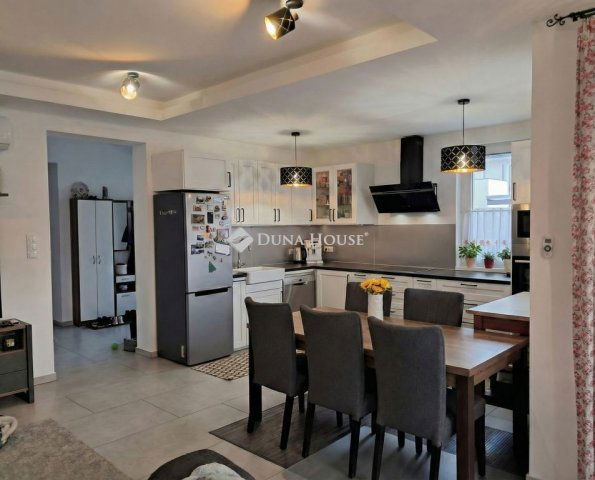 Eladó ikerház, Debrecenben 168 M Ft, 5 szobás