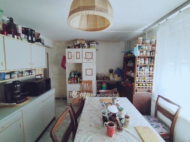 Eladó családi ház, Ajkán 49.9 M Ft, 4 szobás