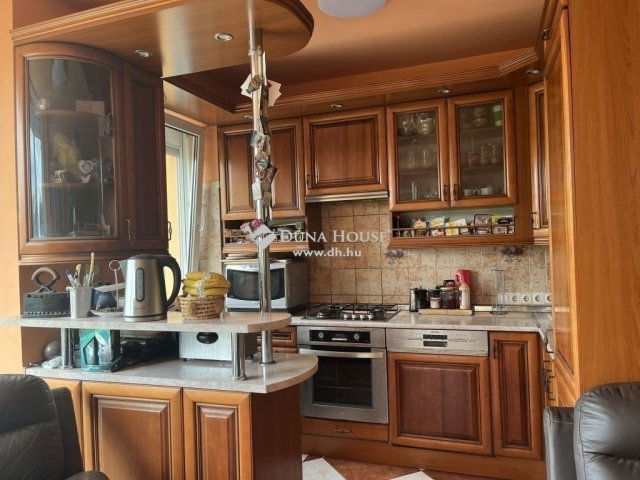 Eladó családi ház, Budaörsön 165 M Ft, 7 szobás