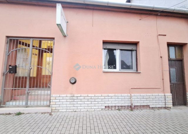 Eladó családi ház, Táton 46.99 M Ft, 3 szobás