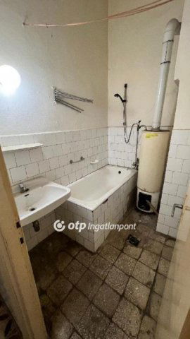 Eladó téglalakás, Pápán 12.9 M Ft, 1 szobás