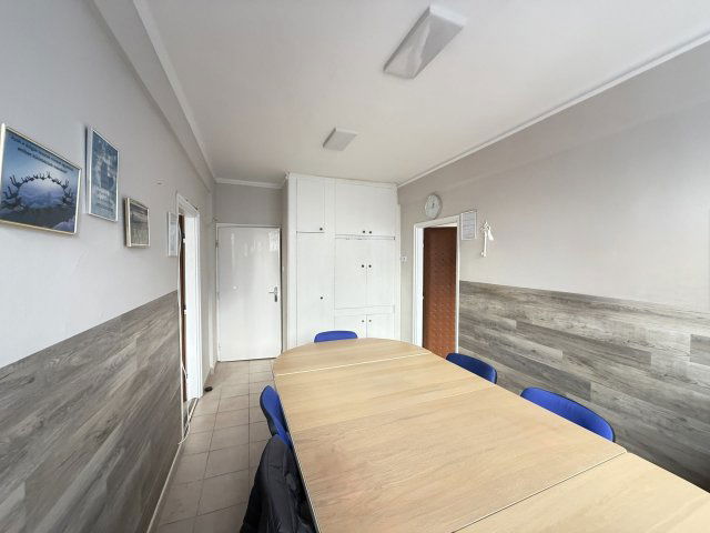 Kiadó iroda, Veszprémben, Óváros téren 260 E Ft / hó