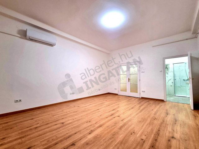 Kiadó téglalakás, albérlet, I. kerületben, Széna téren