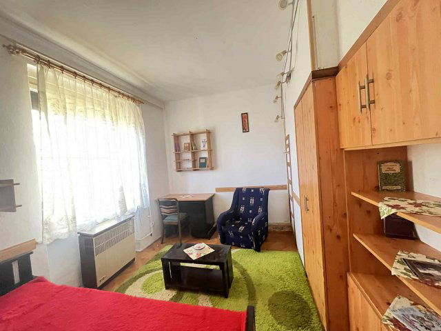 Eladó téglalakás, Pécsett 25 M Ft, 3 szobás