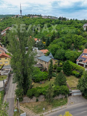Eladó családi ház, Pécsett 385 M Ft, 8 szobás