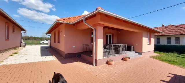 Eladó családi ház, Tapolcán 89.9 M Ft, 4 szobás