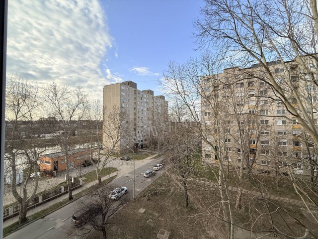 Eladó panellakás, Oroszlányban 32.9 M Ft, 2+1 szobás