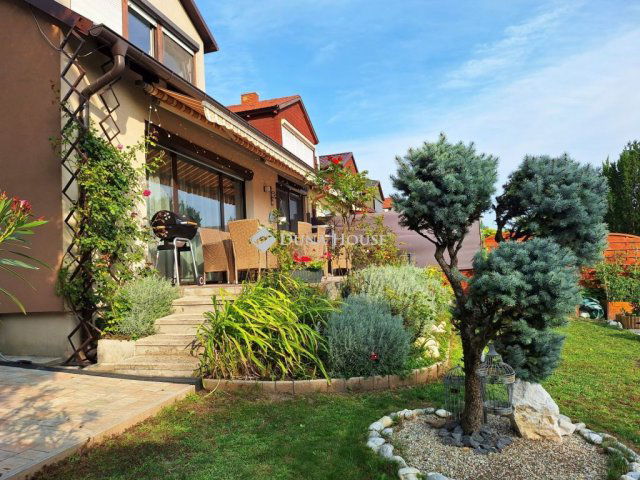 Eladó sorház, Győrött 149.9 M Ft, 6 szobás