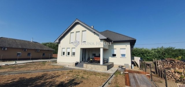 Eladó családi ház, Csévharaszton 175 M Ft, 6 szobás