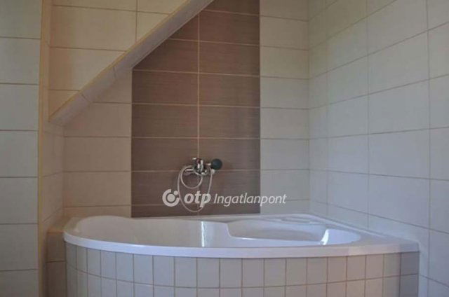 Eladó családi ház, Gárdonyban 150 M Ft, 5+5 szobás